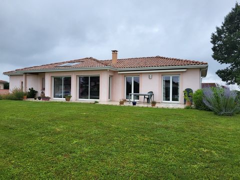 We invite you to discover this single-storey house, built in 2012 with a living area of 114 m2 plus an attached garage of 30 m2, all on a plot of 2318 m2. Located in a very quiet area, 10 minutes walk from the heart of the city of Lannemezan. Compose...