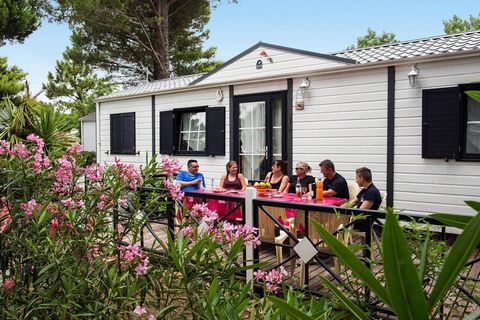 Modernes Feriendorf auf einem 8 ha großen Gelände, nur ca. 700 m vom Strand über einen Fußweg entfernt. Die zahlreichen Pinien und anderen Schatten spendenden, heimischen Bäume rund um die Mobile Homes sorgen für eine angenehme Kühle in den heißen So...