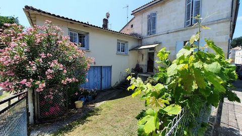 5 minutes from Mirambeau, 20 minutes from the estuary, town house with garden. 2 Bedrooms of 16m2, living room, dining kitchen. Garage Mains drainage. Land of 1500m2 This sale benefits from the Protect+ warranty and the Zen immo resale guarantee. Bud...