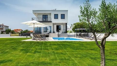 Location: Istarska županija, Pula, Štinjan. ISTRIA, ŠTINJAN - Luxury villa with swimming pool Štinjan is a tourist resort in the northwest of Pula. In recent years, it has become very popular due to its position on the Brijuni Riviera and attracts mo...