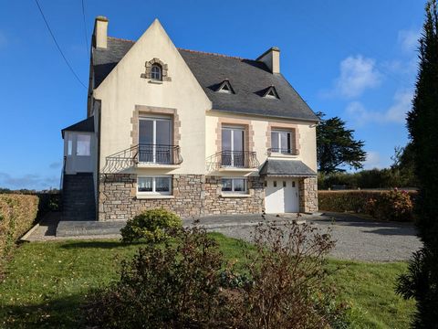 Lesneven Immobilier is pleased to present this charming house, located 1 kilometer from the beaches! The house consists, on the first level, of a living room area benefiting from a beautiful light and an equipped kitchen, all enjoying an unobstructed...