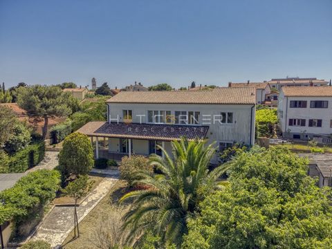 Zu verkaufen in Premantura, nur 400 Meter vom Meer entfernt, ein schönes und geräumiges Familienhaus mit Garten und Meerblick. Das Haus erstreckt sich über zwei Etagen, im Erdgeschoss befindet sich ein geräumiges Wohnzimmer mit Kamin, eine Küche, ein...