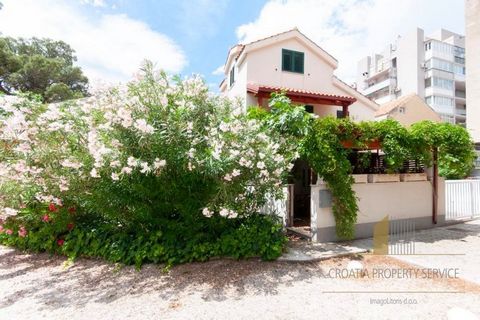 A beautiful house for sale in Omiš, with a total area of ​​62 m², perfectly distributed over three floors. It is located in an attractive location, in the immediate vicinity of the city beach, ideal for enjoying the Mediterranean atmosphere. On the g...