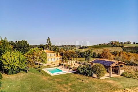 Située dans un environnement verdoyant, cette superbe et singulière maison de maître d'environ 500m² est bordée par un parc de plus de 3 hectares. Le rez-de-chaussée dispose d'un salon, d'une salle à manger ainsi que d'une cuisine équipée. Sur ce mêm...