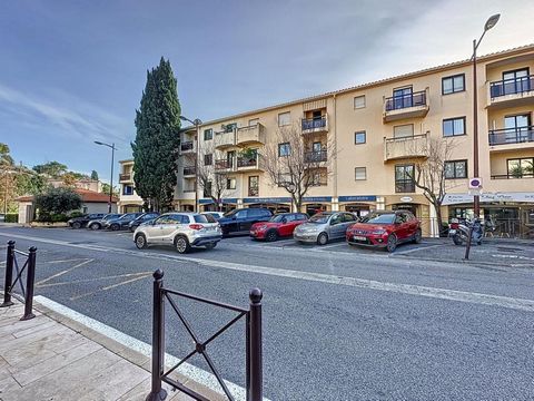 Mougins le Val, free premises of 100m² with 5 windows, former medical laboratory, public parking nearby, good visibility. Possibility to divide, as 2 independent entrances. Fibre. Charges include cold water. Agency reference: 7660