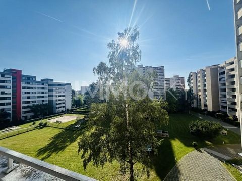 Diese moderne 2-Zimmer-Wohnung in Dietzenbach bietet auf 62 Quadratmetern eine ideale Wohnfläche für Singles oder Paare. Die helle Wohnung verfügt über einen großzügigen Balkon, der sich perfekt für entspannte Stunden im Freien eignet. Ein eigener Ke...