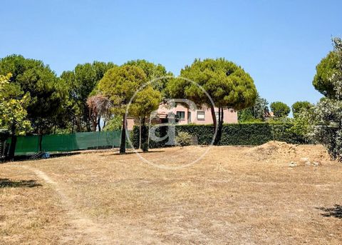 CORNER PLOT WITH EXCELLENT ORIENTATION IN BOADILLA DEL MONTE aProperties presents great opportunity of corner plot in Las Lomas of 3000 m² with excellent orientation. Can you imagine living here? Ref. VMO2407014