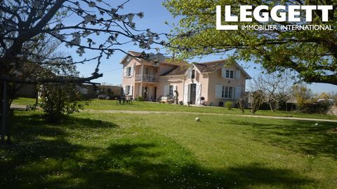 A28112JSN65 - Maison familiale indépendante située dans une position dominante avec vue sur les Pyrénées, la campagne et le jardin. Cette maison de trois chambres est idéale pour une famille ou un couple, avec deux salles de réception au rez-de-chaus...