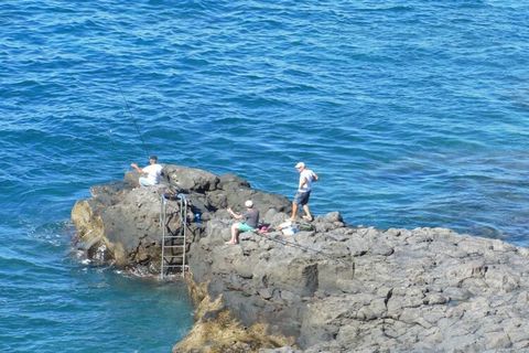 L'appartamento molto raffinato, attrezzato per 2 persone con grande attenzione ai dettagli, è composto da un ampio soggiorno-pranzo con cucina e un balcone con una magnifica vista sull'Atlantico. La camera da letto offre una bellissima vista sul cort...