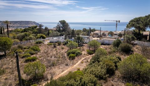 Voor wie op zoek is naar die eigentijdse designvilla met uitzicht op zee en op loopafstand van het strand, het centrum en alle voorzieningen, is dit een niet te missen kans. Gelegen in de populaire en exclusieve heuvels van Monte Lemos, met uitzicht ...