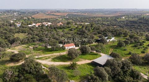 Welcome to this charming one-bedroom cottage, nestled in the idyllic hilltop location of Poio, Mexilhoeira Grande, Portugal. This delightful property sits on a large plot of land and offers a unique opportunity to own a slice of paradise with stunnin...