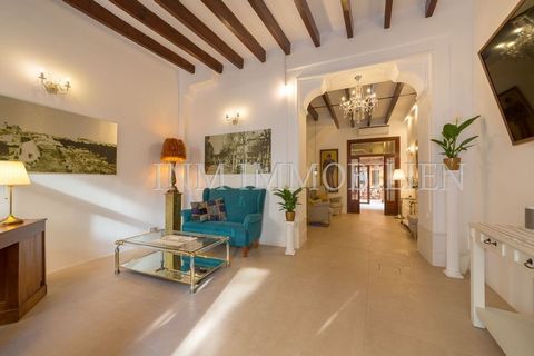 Completely renovated charming townhouse in Llucmajor, in the immediate vicinity of the market square. It was designed according to the concept of a hostel with individual counters. It is divided into an entrance area, living room, fitted kitchen, six...