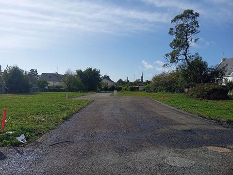 A vendre, Finistère sud, MOELAN-SUR-MER (29350). Terrain constructible et viabilisé d'environ 386 m², disposant d'une belle exposition et situé à proximité immédiate du centre-bourg. Prix de vente 79 990 euros honoraires agence inclus de 6.65 % TTC à...