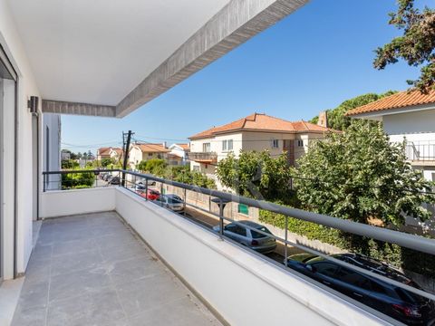 Fantastic 3 bedroom apartment with an area of 186 sqm, located in the center of Carcavelos. This apartment has an entrance hall, a guest bathroom, a closed and equipped kitchen with a balcony and clothesline area, a spacious living room of 41 sqm and...