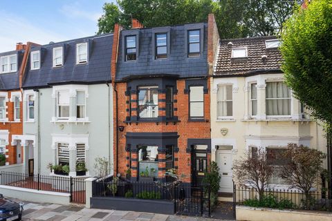 Located just minutes from Parsons Green lies this characterful yet contemporary family home, comprising five bedrooms, three bathrooms, and uninterrupted views of South Park. Upon entering, the re-configured open-plan nature of the home is immediatel...