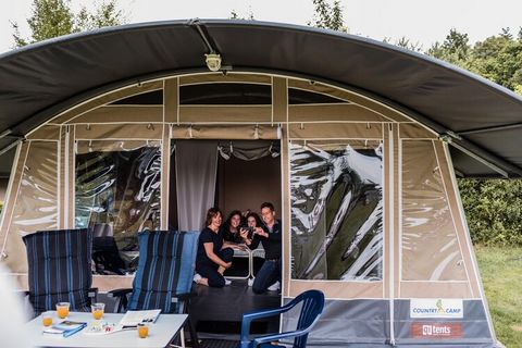 Deze leuke, vrijstaande tentlodge staat op de moderne terrassencamping Nommerlayen, grenzend aan een mooi bosgebied. Het vakantiepark ligt in een groen- en waterrijk heuvellandschap bij het kleinschalige plaatsje Nommern, 30 km. ten noorden van de ho...