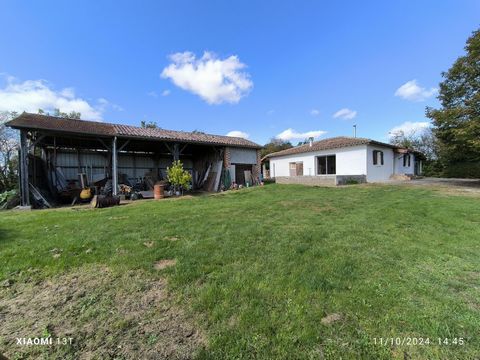 En exclusivité à 10 minutes de l'Ilse Jourdain pour les amoureux de la campagne venez visiter cette maison Gersoise T5 de 123 m2 qui vient d'être entièrement rénovée. L'entrée s'ouvre directement sur un salon très lumineux de 42 m2 avec carrelage anc...