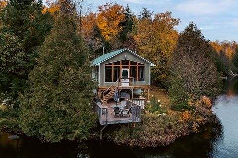 Entfliehen Sie in dieses charmante Chalet an einem ruhigen See, wo Natur auf Komfort trifft. Mit seinen großen Fenstern bietet dieses Chalet einen atemberaubenden Blick auf das Wasser und die umliegende Landschaft. Es wird komplett möbliert verkauft ...