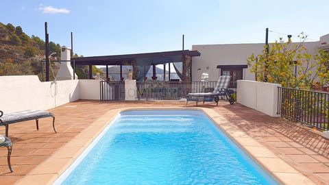 AVAILABLE FOR 1 YEAR FROM DECEMBER ! It is located in a picturesque and isolated enclave, with elegant finishes, well-kept exteriors, swimming pool and orchard. Warning: isolated property, situated 30 minutes' drive from La Herradura and its beaches;...