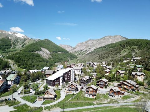 Wunderschönes Chalet im charmanten Skigebiet Auron mit herrlichem Panoramablick und bestehend aus: - Im Erdgeschoss: Eingangshalle, zwei Schlafzimmer mit Bad, Ankleidezimmer, ein Wohnzimmer mit Küche, eine Waschküche, eine große Südterrasse. - Auf de...