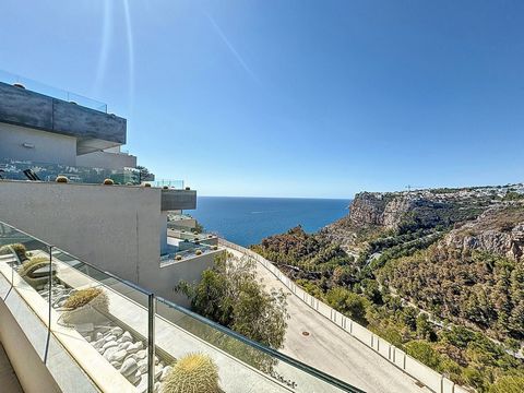 Entdecken Sie Luxus, der sich mit diesem atemberaubenden Apartment in Novamar Suites II in der prestigeträchtigen Urbanisation Cumbre del Sol zwischen den charmanten Küstenstädten Jávea und Moraira in der idyllischen Gemeinde Benitachell maximal ausd...