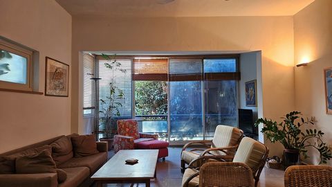 À vendre dans la rue Rupin spéciale et magique , à 3 minutes à pied de la plage et de la marina de Tel Aviv, un appartement chaleureux et confortable de 3 pièces d’environ 95 mètres carrés, avec un plan d’étage qu’il est facilement facultatif de chan...