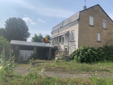 2h15 de Paris, Centre de Saint-Calais, à deux pas des commerces Maison de ville spacieuse et lumineuse avec beaucoup de charme comprenant : De plain-pied : hall d'entré, cuisine, salon-séjour, une chambre, une salle d'eau, un bureau et un WC. A l'éta...