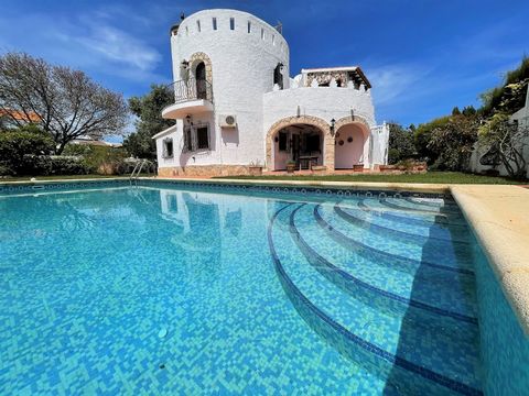 Objektbeschreibung: Eine schöne Villa in einer einzigartiger Lage. Diese Villa wurde im Obergeschoss geschmackvoll renoviert und befindet sich in 1. Meereslinie, nur 200 Metern des Strandes Las Marinas entfernt. Der große Garten mit automatischer Bew...