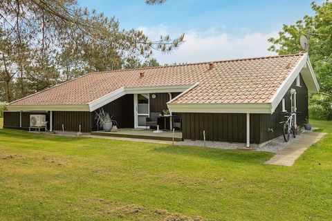 Ferienhaus mit Whirlpool und Sauna im Haus. Liegt auf einem weitläufigen Naturgrundstück in der attraktiven Ferienregion Bratten Strand und somit in der Nähe des besonders kinderfreundlichen, weißen Sandstrands. Dieser hat eine Rampe für Rollstuhlfah...