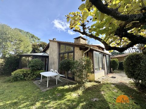 L'AGENCE DE L'HORIZON invites you to discover this charming house located in a cul-de-sac in a quiet and wooded area. It consists of a living area with insert fireplace, opening onto a bright veranda, a fully equipped kitchen, two bedrooms, a shower ...