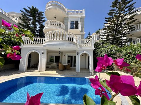 La villa consta de 4 plantas, incluyendo una planta jardín con piscina privada y una planta de terraza, que ofrece una vista panorámica completa al mar. Está totalmente amueblada y lista para entrar a vivir. Esta casa es ideal para familias y para aq...