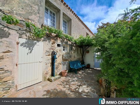 Fiche N°Id-LGB158078 : L'ile d'olonne, secteur Centre bourg, Maison village d'environ 115 m2 comprenant 5 piece(s) dont 3 chambre(s) + Terrain de 222 m2 - Vue : Cour - Construction 1700 Ancienne - Equipements annexes : jardin - cour - terrasse - gara...