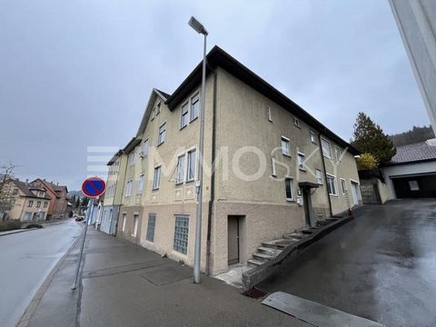 *VEUILLEZ COMPRENDRE QUE NOUS NE RÉPONDRONS AUX DEMANDES DE RENSEIGNEMENTS QU’AVEC DES INFORMATIONS PERSONNELLES COMPLÈTES (ADRESSE, NUMÉRO DE TÉLÉPHONE et ADRESSE E-MAIL* Bienvenue dans cette maison bifamiliale à rénover avec un grand potentiel, sit...