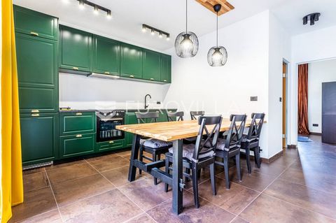 Trogir, in a quiet location a few minutes' walk from the city center, this modern three-bedroom apartment is available for long-term rent. The apartment is located on the third floor of a newly completed building with four apartments. It covers an ar...