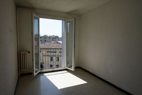 JOLIETTE - Marseille 2ème. Nous vendons un appartement de type 2 de 30m2 en 4ème étage avec ascenseur. Séjour lumineux avec cuisine américaine meublée. Une chambre séparée. Vendu avec locataire en place (bail : 12.01.16). Loyer actuel : 444,74€ + 50€...