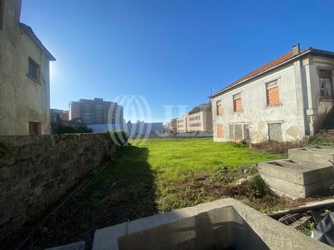 Terrain de 1406 m² avec PIP approuvé, à Montes Burgos, Porto. Pour la construction d'un bâtiment composé de trois étages au-dessus du niveau du sol, et un en dessous, dans une zone de front urbain continu de type II. Avec une viabilité de constructio...