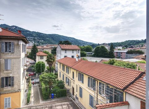 Appartement calme de trois pièces, entièrement rénové et jamais habité, situé au dernier étage d’un immeuble d’époque. L’appartement dispose d’un espace de vie lumineux avec cuisine, de deux chambres et de deux salles de bains, ainsi que d’un débarra...