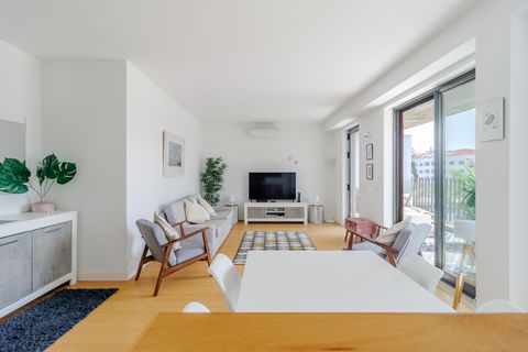 Stunning 2 bedroom apartment, situated on the second floor of a building with lift in Lagos, Algarve, boasting an enviable location. As you step into the apartment, you are greeted by the entrance leading on the left to a very bright living room. A m...