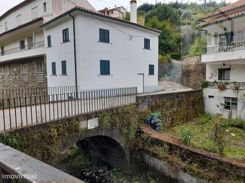 Casa da Ribeira. Dit is een villa met 3 slaapkamers, volledig klaar om in te trekken. Het huis verkeert in een onberispelijke staat van instandhouding en wordt volledig gemeubileerd verkocht. De locatie is gewoonweg prachtig, direct naast de stroom F...