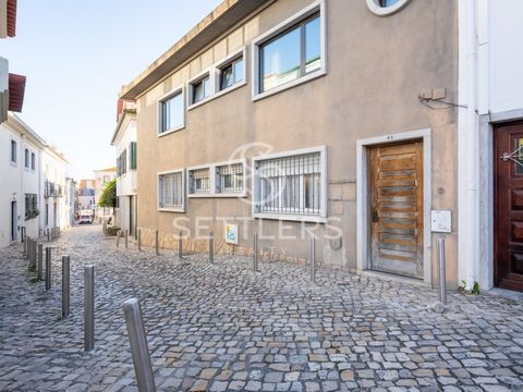 Se procura uma propriedade exclusiva de charme invulgar, com características únicas para reabilitar no coração do centro histórico de Cascais, não deixe de visitar! A localização oferece uma mistura excecional entre histórico e contemporâneo. A pouco...