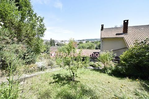 Je vous propose cette charmante maison mitoyenne située à Coulounieix Chamiers proche de la voie verte aux portes de Périgueux. Au rez-de-chaussée, vous trouverez un séjour spacieux et lumineux ouvert sur une cuisine équipée moderne et fonctionnelle,...