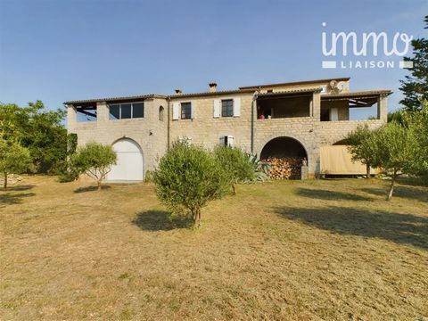 Exclusive: exceptional in South Ardèche Old farmhouse entirely renovated by architect on 0.5 hectares of cultivated truffle oaks, parking and outbuilding. Full virtual tour available on our website, and online guided tour on request. +++ Deutsche, Sc...