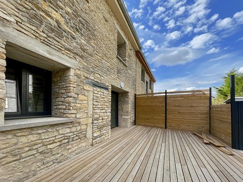 Découvrez cette charmante maison de 142 m² entièrement rénovée, située dans le paisible village de Gémeaux, à seulement 25 minutes de Dijon. Idéale pour une famille, cette propriété sétend sur 3 niveaux et ne nécessite aucun travaux : vous navez plus...