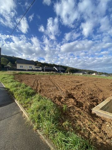 L'agence IMMOREECHT, vous propose un terrain à batir de 6 ares 07 viabilisé et constructible sur la commune d'Evette Salbert. N'hésitez pas à nous contacter pour organiser une visite.