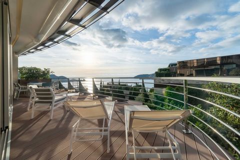 Appartement exclusif de trois chambres avec vue sur la mer à Dukley Gardens, Budva.L’appartement occupe un total de 195 m2 et se compose d’un spacieux salon ouvert avec un coin repas et une cuisine, un accès à une terrasse avec vue sur la mer, trois ...