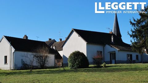 A11590 - Gelegen in het centrum van een dorp naast de kerk - groep gebouwen bestaande uit een huis met 2 slaapkamers, een gite om af te werken, garage, een klein huis om te renoveren en een schuur - mooie grote tuin met selectie van bomen die steunen...