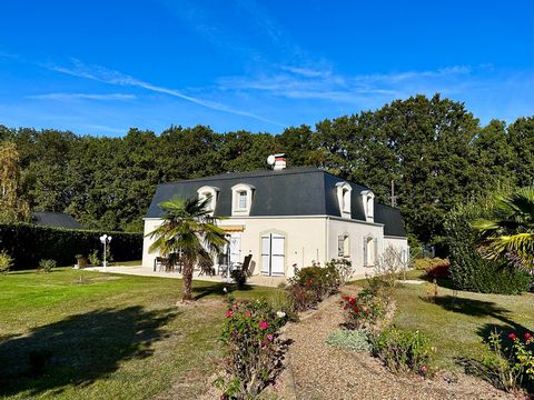 Charmant village en bord de Loire à 45' d'Angers et seulement 10' de Saumur, Venez découvrir cette Belle maison contemporaine de 1996, très bien entretenue sur un beau terrain arboré et plat de 2450m². piscinable. (avec déclaration préalable de trava...