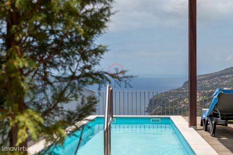 Maison jumelée de type T3. Les Villas de Santo Antão sont situées sur la côte sud-ouest de Madère, à environ 5 minutes de la plage de Calheta, à seulement 25 minutes en voiture du centre-ville de Funchal et à 45 minutes de l’aéroport de Madère. Ces s...