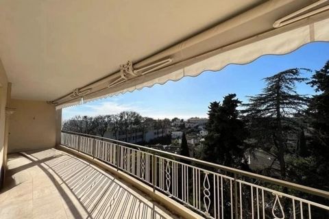 Situé dans un quartier résidentiel à proximité du centre-ville de Cannes, ce bel appartement de 87m² situé au dernier étage est composé d'une pièce de vie très spacieuse et de deux chambres. Il bénéficie de deux terrasses de 23m² et 6m². Une cave, un...