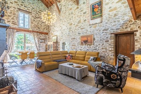 This 19th century residence of character is located a few minutes by bike from the town center, in a quiet and nuisance-free area, on a pretty plot of almost 4000 m2. Completely renovated with quality materials in 2005, it has been the subject of reg...